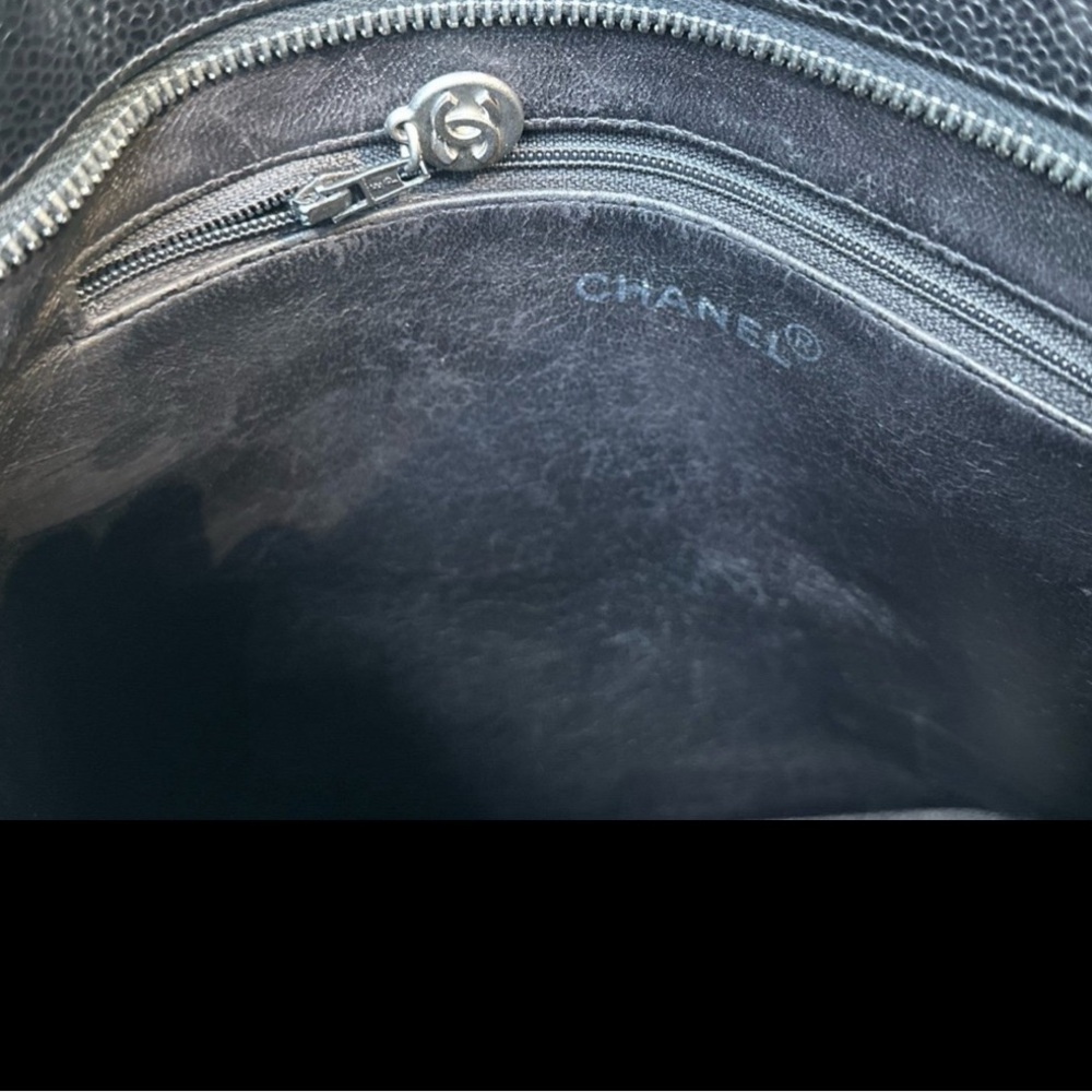 Beautiful Chanel Black Quilted Tote with Iconic Design - Picture 4 of 10